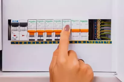 کولر گازی فیوز می‌پرد، چگونه تعمیر کنم؟